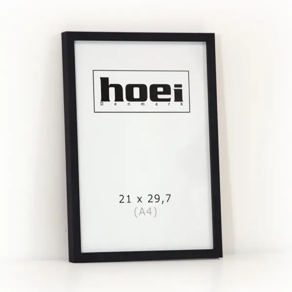 Populær og elegant træramme i størrelsen 21x29,7 cm med almindelig glas og bagstøtte. Ideel til Fotoramme.