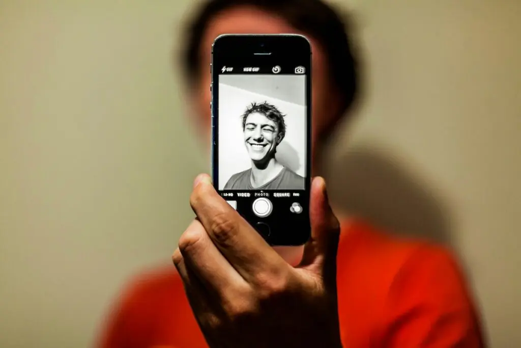 En iPhone der viser en selfie som er redigeret, så den fremstår i sort hvid