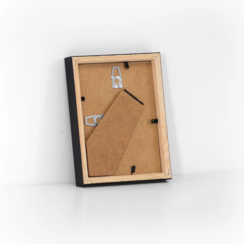 Sort træramme i 9x12 cm med ophæng og bagstøtte