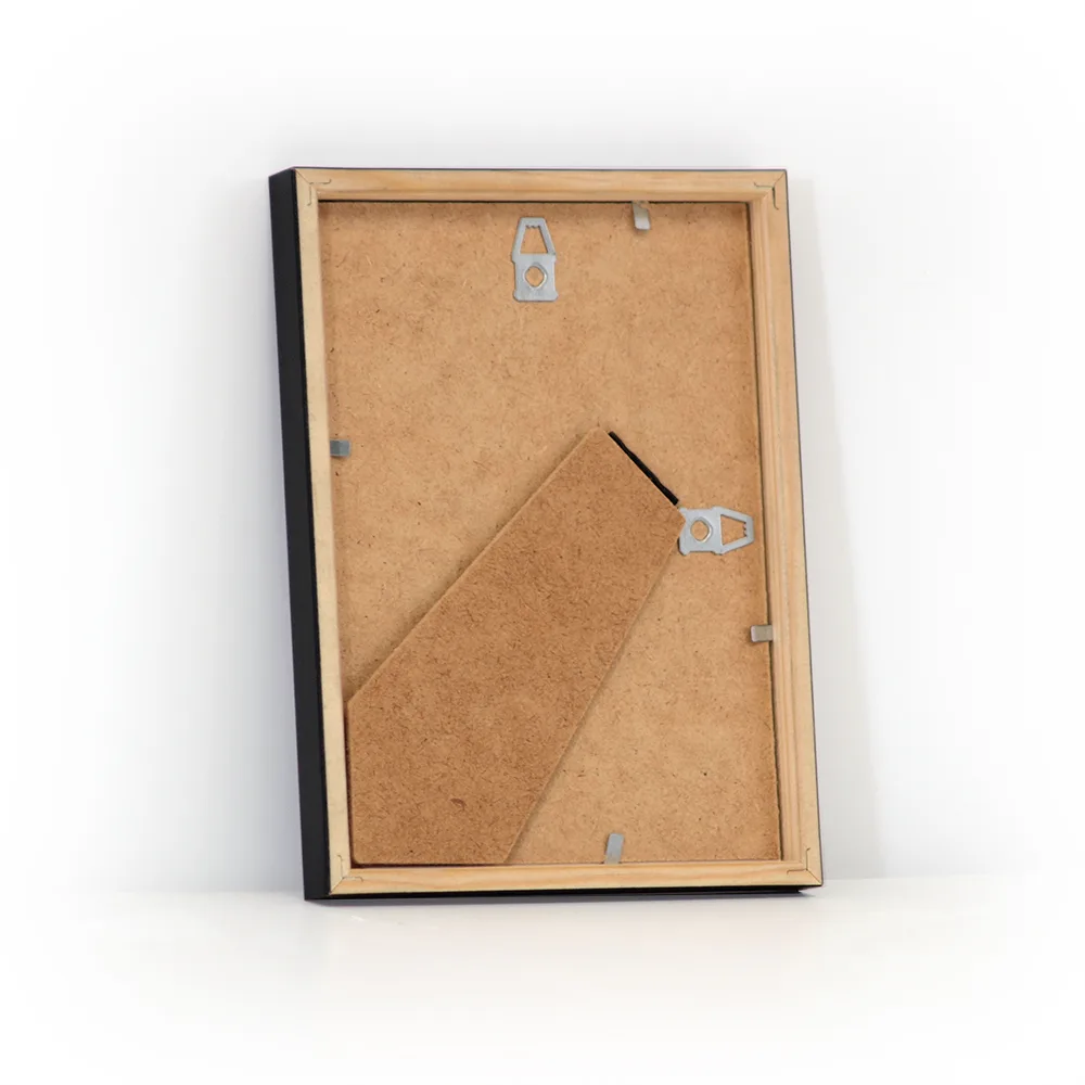 Sort ramme i træ 13x18 Sort træramme i fyrretræ i størrelsen 13x18 cm med almindelig glas.