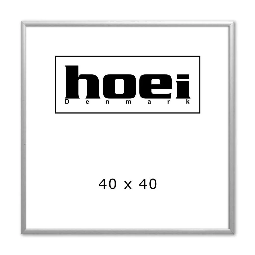Kvadratisk aluminiumramme i sølv på 40x40 cm. Alurammen har en smal sølvfarvet profil.