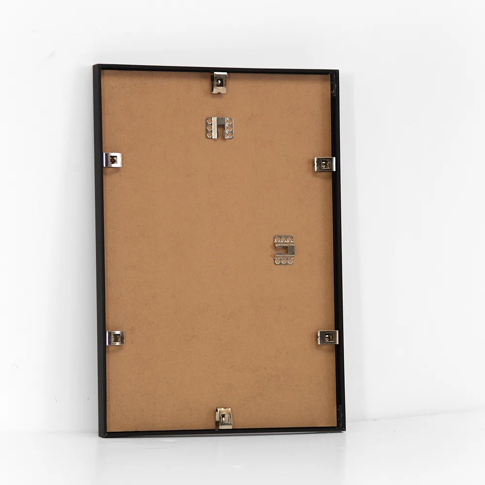 Bagsiden af en sort A3 ramme i aluminium. Rammen er enkel og let i sit udseende og kan hænge både vandret og lodret.