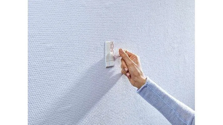 Tesa-2-mont4.jpg Tesa klæbesøm sat på en væg med tapet