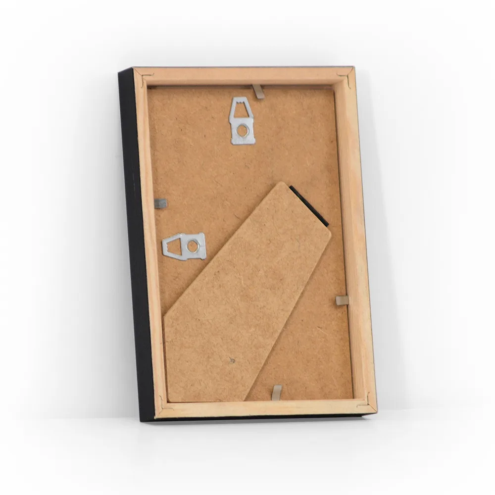 Sort træramme i fyrretræ i størrelsen 10x15 cm med alm. glas