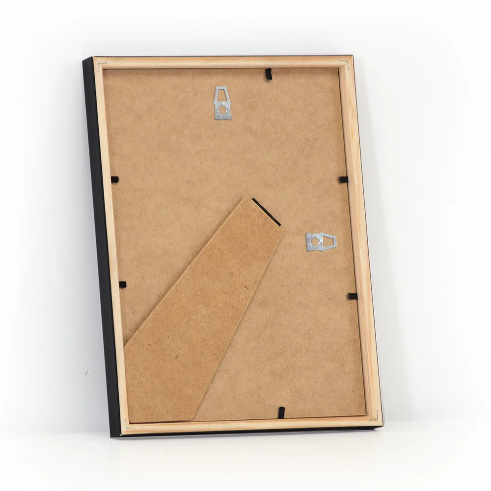 Elegant ramme i sort træ i størrelsen 18x24 med almindelig glas.