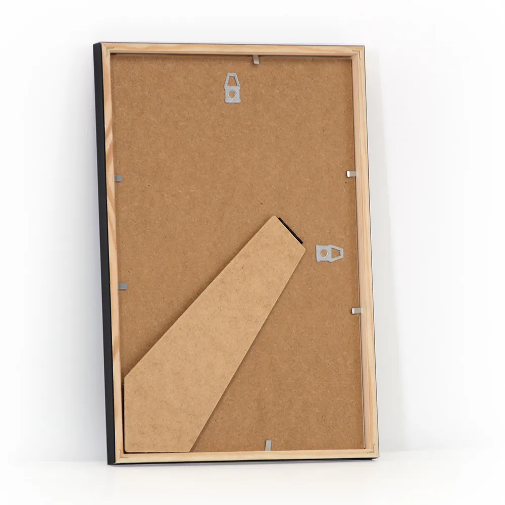 Sort træramme i størrelsen 20x30 cm med almindelig glas og bagstøtte