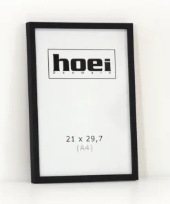 Populær og elegant træramme i størrelsen 21x29,7 cm med almindelig glas og bagstøtte. Ideel til Fotoramme.