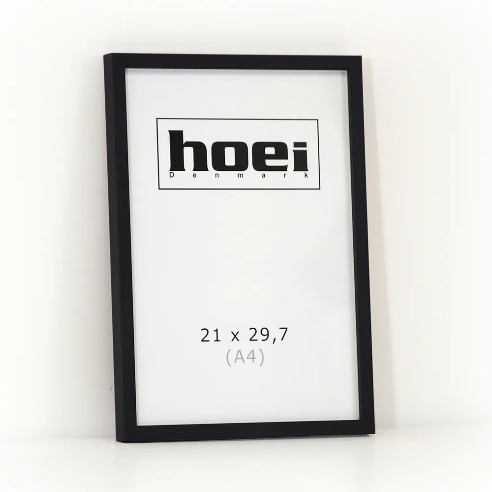 Populær og elegant træramme i størrelsen 21x29,7 cm med almindelig glas og bagstøtte. Ideel til Fotoramme.