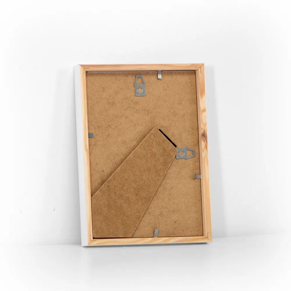 Hvid billederamme i 13x18 cm, med almindelig glas og bagstøtte