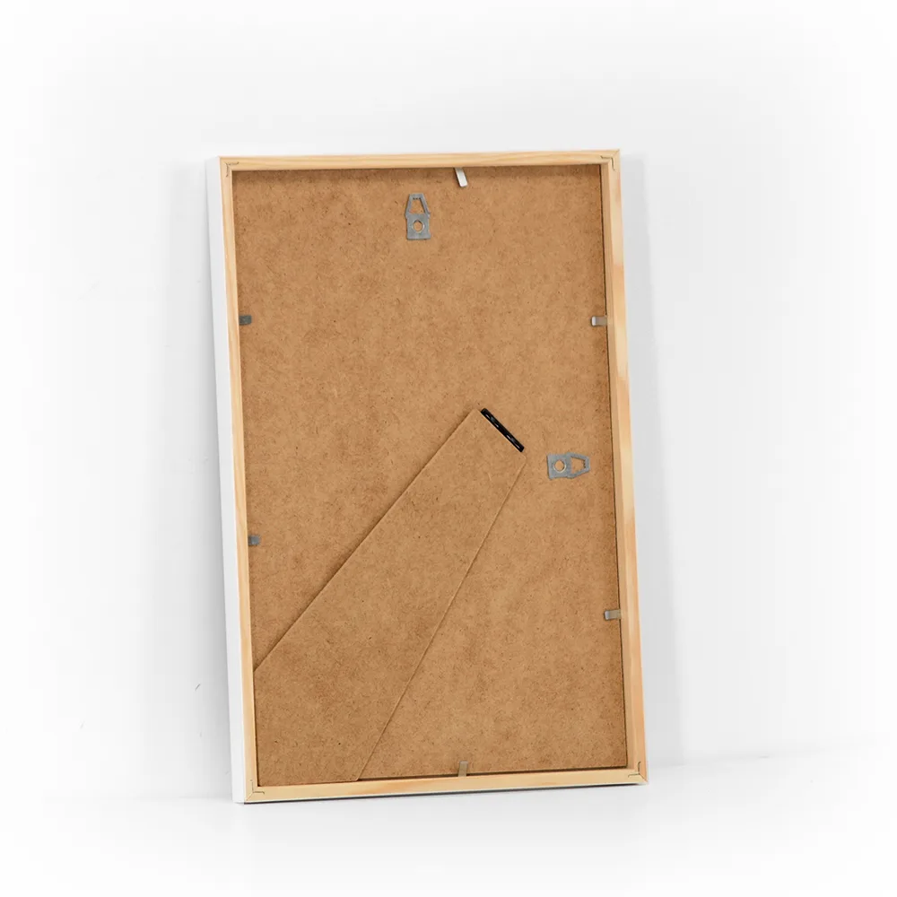 Hvid fotoramme 20x30 cm Billedramme i 20x30 cm, hvidmalet fyrretræ med almindelig glas og bagstøtte