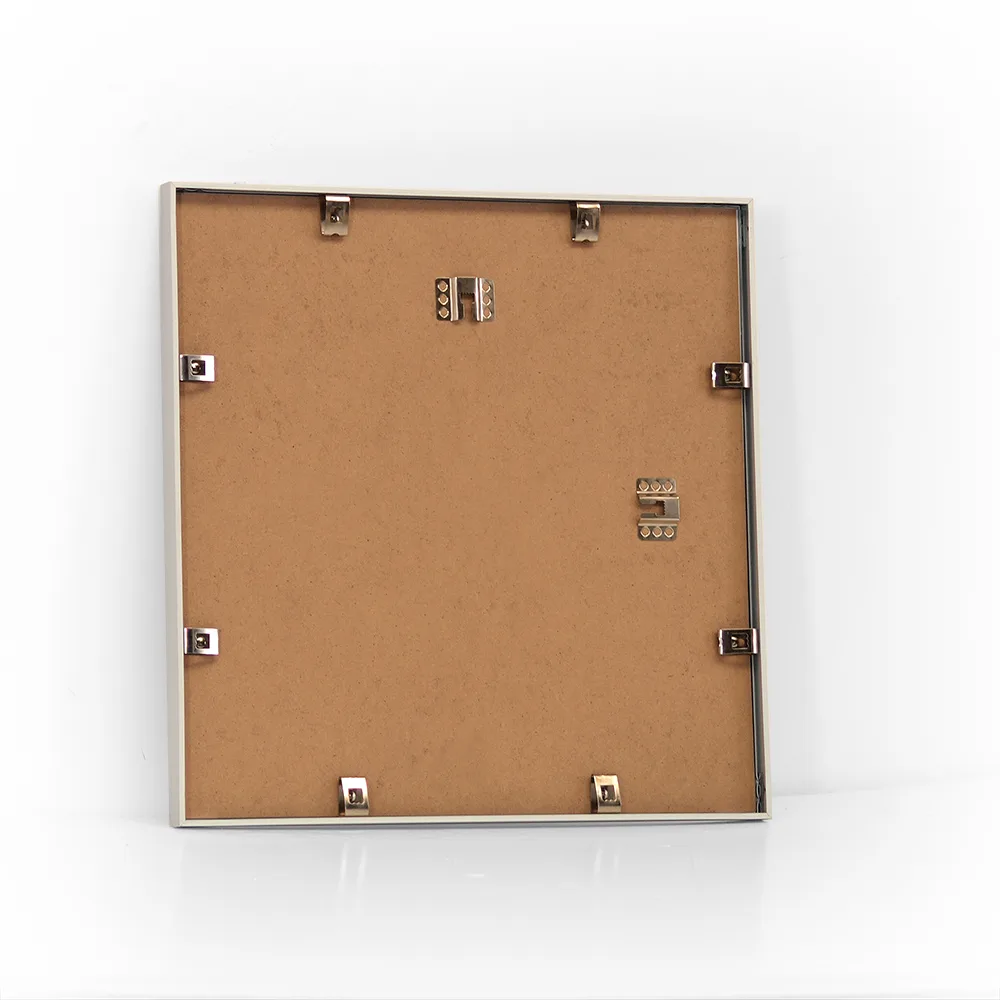 Kvadratisk mat sølvramme i aluminium 40x40 cm. Kvadratisk mat sølvramme i aluminium 40x40 cm.