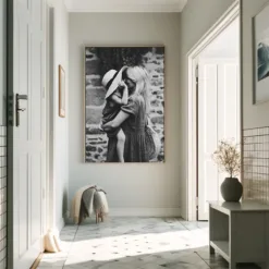 Et stort sort hvid billede på lærred der hænger i en entre