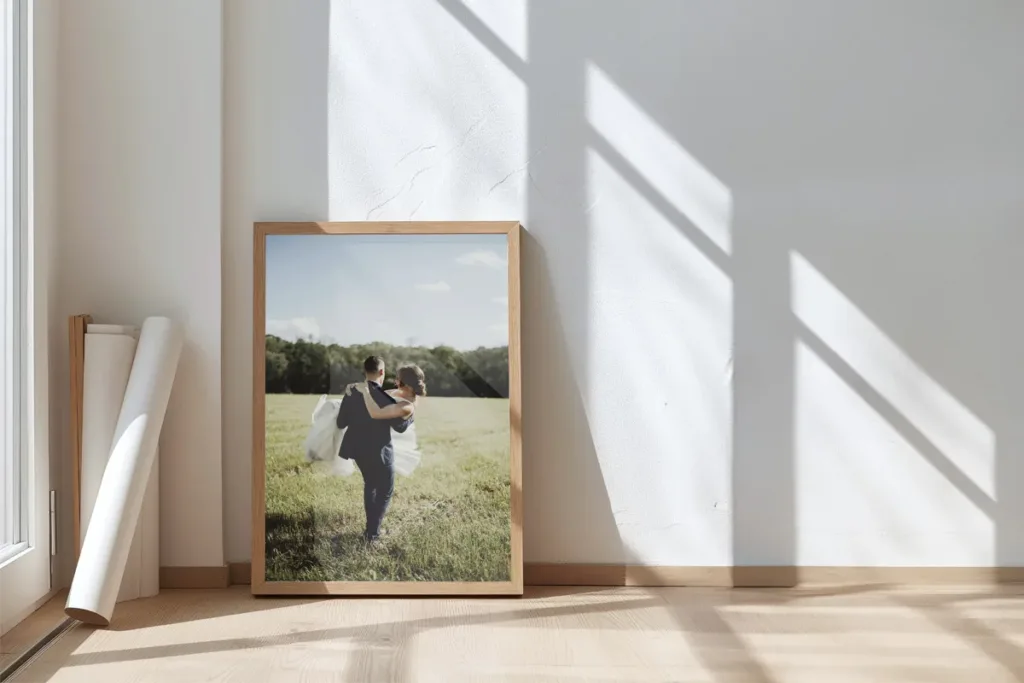 En personlig plakat indrammet i en flot egetræsramme står på gulvet i en lys bolig