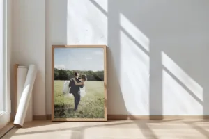 En personlig plakat indrammet i en flot egetræsramme står på gulvet i en lys bolig