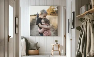 Et flot og stort print på lærred, der hænger i en lys entre.