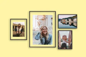 Foto fremkaldelse af personlige billeder som er indrammet og hængt op på en billedvæg