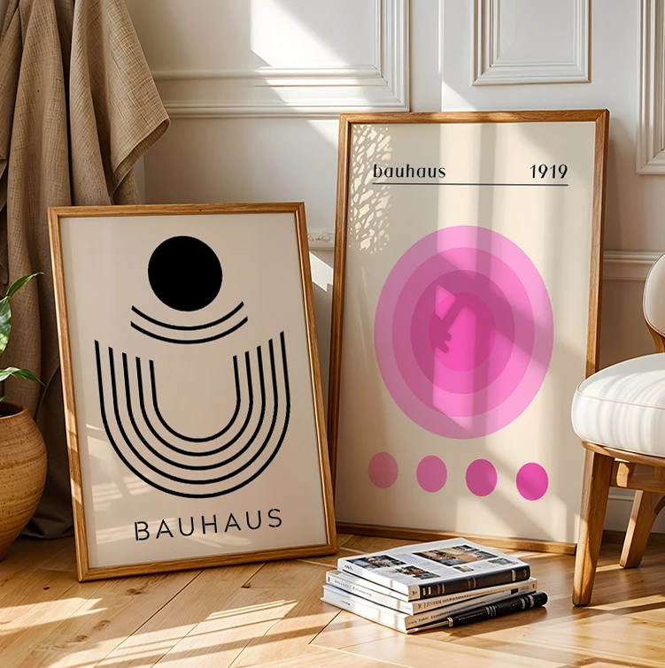 To Bauhaus plakater med flot grafisk mønster rammet ind i egetræsrammer